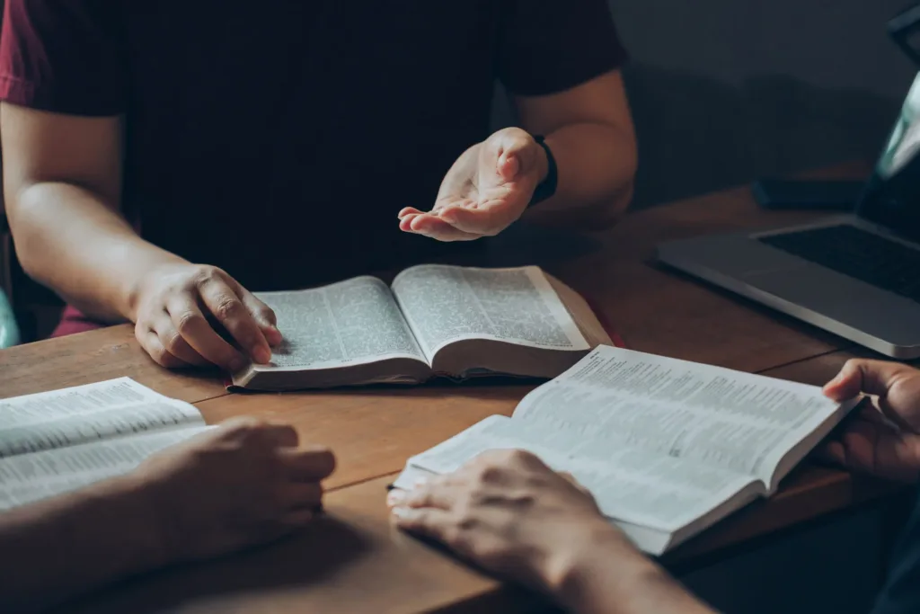 As raízes bíblicas da trindade Evidências no Antigo e Novo Testamento