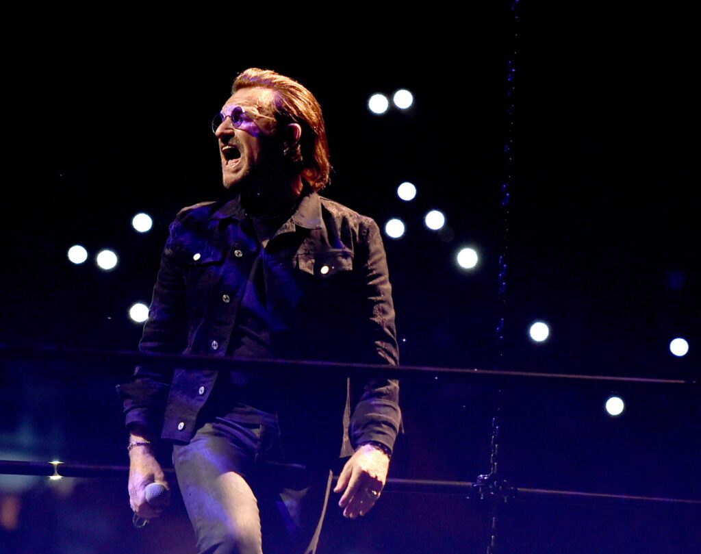 Bono em performances e eventos posteriores, traduzindo sua espiritualidade para a música, embora a relação com Shalom